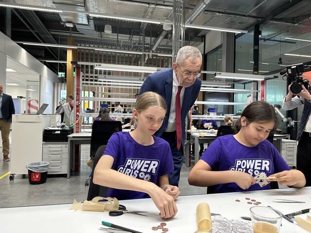 Der Österreichische Bundespräsident Alexander Van der Bellen besuchte das Unternehmen Fronius in Sattledt, um sich ein Bild über den Betrieb und die Produktion zu machen.