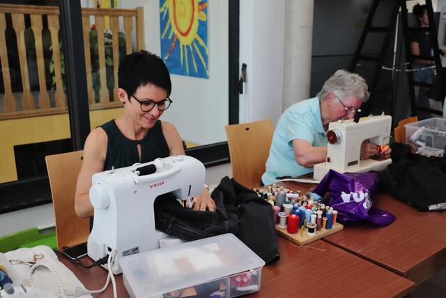 Im Repaircafe wurde auch bei kleinen Näharbeiten geholfen.  | Foto: Edith Ertl