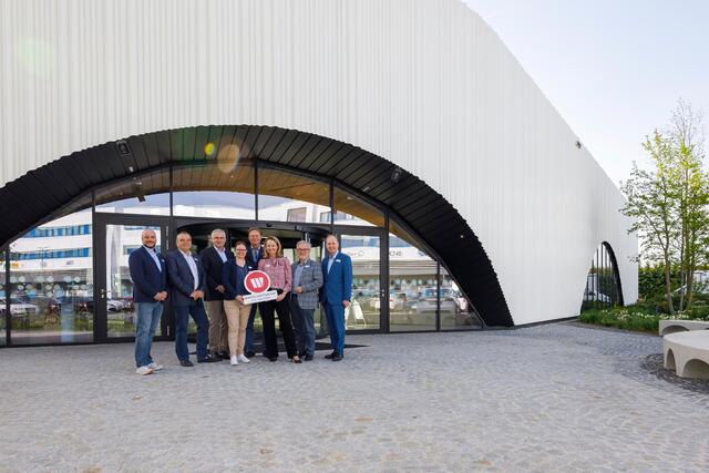 v.l. Bezirksgruppenobmann-Stv. Martin Fürndraht, Obmann WB Laxenburg Sepp Stanitz, Obmann WB Biedermannsdorf Michael Frimel, Organisationsreferentin Andrea Lautermüller, Rudolf Krammer, WB Obfrau Wiener Neudorf Nina Strass-Wasserlof, WB Obmann Guntramsdorf Martin Kowatsch und Bezirksgruppenobmann Erich Moser. | Foto: Siegfried Petzold