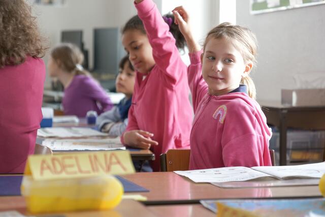 Zoe (l.) und Nika wussten ganz viel über ihren Schulbezirk. | Foto: Maximilian Spitzauer/RMW