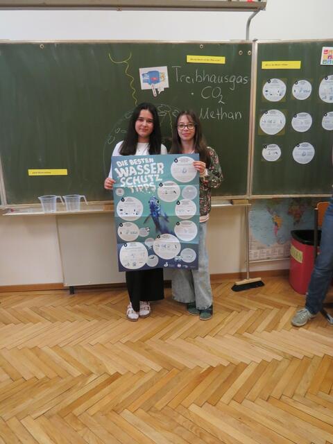 Die Klassensprecherinnen der 2A der NMS Neubaugasse, Gamze und Ilfete, übernehmen ein Plakat mit Wasserschutztipps. | Foto: Sabine Krammer