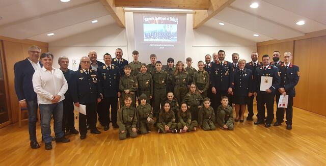 Mit Ehrengästen und Jugendfeuerwehr zog die Kameradschaft der Freiwilligen Feuerwehr St. Michael ob Bleiburg Bilanz über das vergangene Jahr und konnte Beförderungen und Ehrungen überreichen. | Foto: FF St. Michael ob Bleiburg