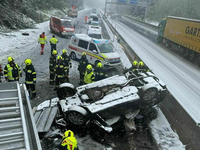 Unfall auf der A2 Südautobahn. | Foto: FF Preitenegg