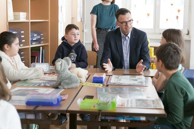 Die Koalas erzählten Bildungsdirektor Heinrich Himmer, dass sie sich im Kinderparlament für mehr Sauberkeit in der Parks und auf den Spielplätzen einsetzen.  | Foto: Maximilian Spitzauer/RMW