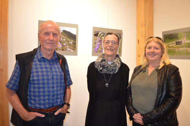 Fotograf Herbert Blank mit Sr. Barbara und Galeristin Angelika Faistenauer (v.li.) bei der Vernissage. | Foto: Siegele