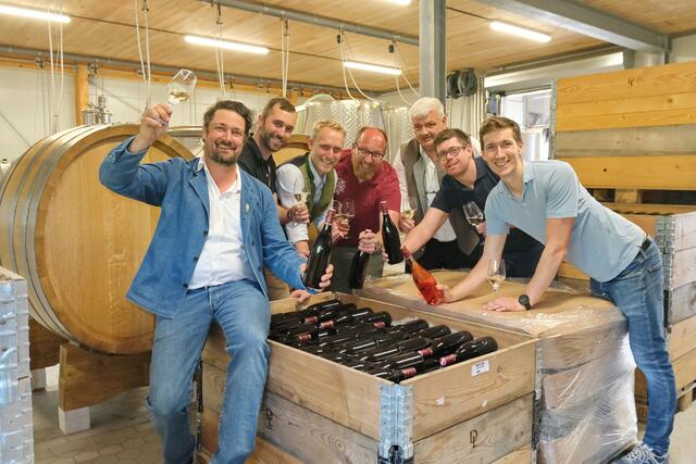 Die Winzergemeinschaft der Zukunft hat begonnen – die sechs Weinhauer am Herzogberg – Hannes Leeb, Max Distl, Markus Pichler, Georg Sommerbauer, Karl Wöfllinger sen., Josef Wölflinger und Matthias Zechmeister-Mittl freuten sich über die gelungene Eröffnung ihrer Winzer Hallen am Herzogberg. | Foto: Claudia Reisinger