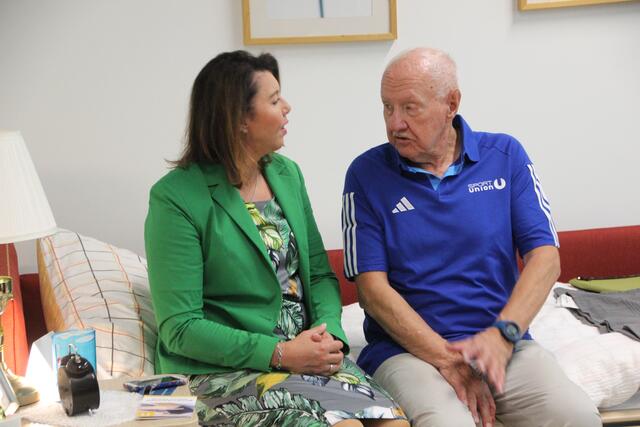 Die Sportunion Salzburg Präsidentin Michaela Bartel im Gespräch mit dem Sportfunktionär Alfred Koch aus Wals. | Foto: Martin Schöndorfer, 2024