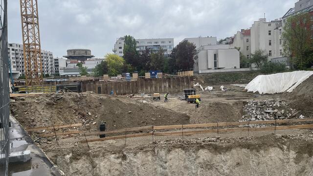 Die Bauarbeiten für 250 Wohnungen, 150 City-Appartments und Büroflächen haben ihren Lauf genommen. | Foto: Kathrin Klemm/RMW