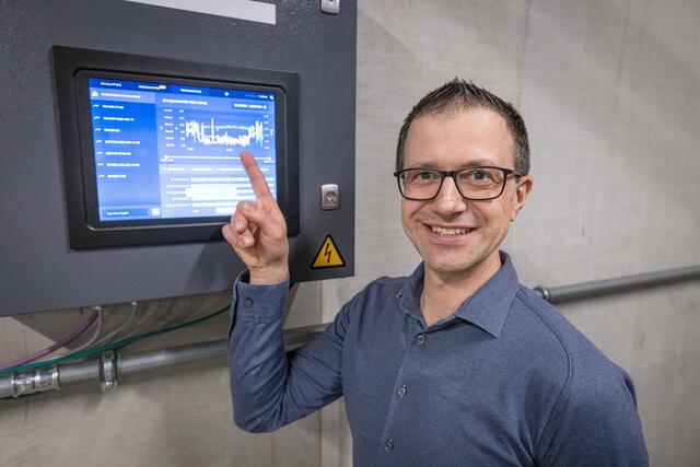 Daniel Mayr vor der Steuerung der Druckluftkompressoren. | Foto: W&amp;H
