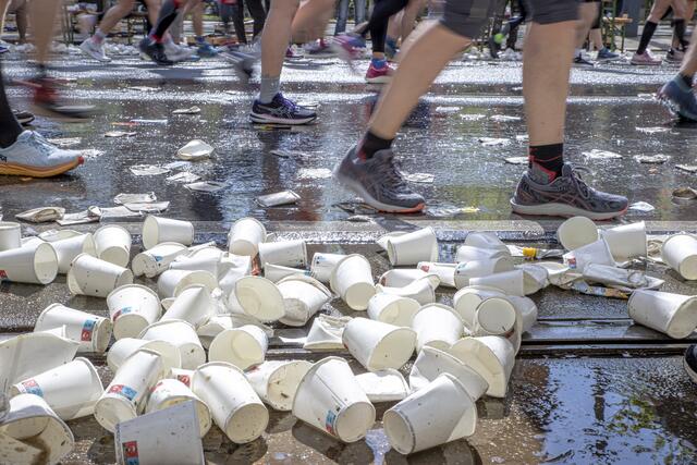 Auch heuer kommen wieder Mehrwegbecher zum Einsatz. | Foto: TOBIAS STEINMAURER / APA / picturedesk.com