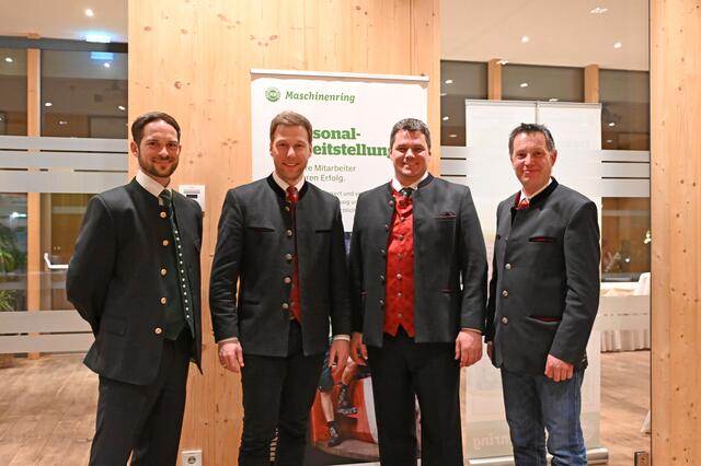 Der Vorstand des Maschinenring Innsbruck-Land: Obmann-Stv. Franz Hauser, Obmann Martin Zürcher,
Obmann-Stv. Martin Stöckl und Geschäftsführer Josef Gahr | Foto: Maschinenring Innsbruck-Land