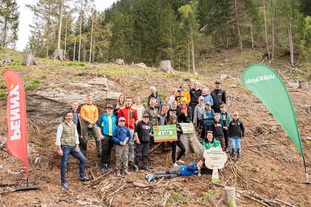 Penny Verkaufsleiter Patrik Opressnig, Waldquelle Marketingleiterin Dagmar Habeler, Klassenlehrer und Förster Christian Dullnig pflanzten mit den Schülern neue Bäume in Winklern. | Foto: Paul Breuss