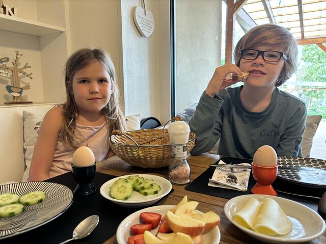 Emma und David starten mit einer gesunden Jause in den Tag.  | Foto: Claudia Raidl