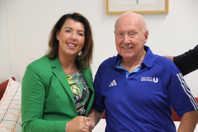 Michaela Bartel (Präsidentin Sportunion Salzburg) mit dem langjährigen Sportfunktionär Alfred Koch (80, Wals). | Foto: Martin Schöndorfer, 2024