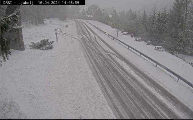 Straßen in Unterloibl sind schneebedeckt. | Foto: Webcam Loiblpass