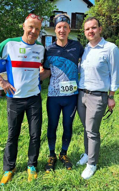 ORF Sportmoderator Boris Kastner-Jirka mit Organisator Hannes Pacher und Ortsvorsteher Joachim Kummer. | Foto: zVg
