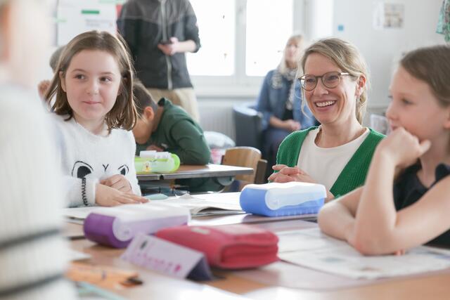 öbv-Geschäftsführerin Christina Hauer war begeistert, wie viel die Schülerinnen und Schüler der 3b schon über ihren Bezirk wissen. | Foto: Maximilian Spitzauer/RMW