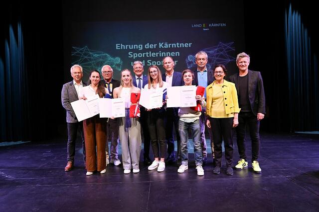 ASKÖ-Präsident Anton Leikam, LH Peter Kaiser, ASVÖ-Präsident Christoph Schasché, Union-Vizepräsident Max Habenicht, Arno Arthofer mit den Turnerinnen und Turnern des Klagenfurter Turnvereins
 | Foto: LPD Kärnten/Bauer