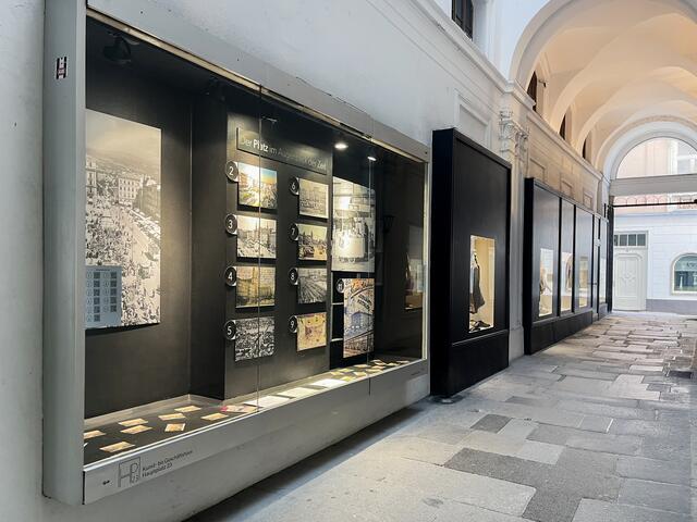 Im Durchgang von der Promenade zum Hauptplatz zeigt der Verein "Geschichte teilen" aktuell alte Ansichten zum Linzer Hauptplatz. | Foto: Gstöttenmayer
