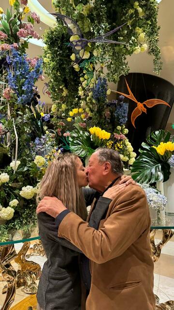 Lugner Schwebt mit Bienchen im Liebesglück. | Foto: Lugner