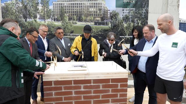 Mit der Holzsteinlegung wurde der Bau des Leopoldquartiers in der Oberen Donaustraße symbolisch gestartet. | Foto: Maximilian Spitzauer/RMW