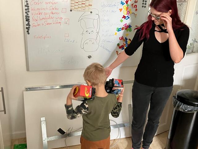 An der Wand die To do-Liste einer jungen Familie: Übersiedlung planen, Finanzen Checken, Einkaufsliste. Der Junior ist auch skeptisch, ob die neue Altbauwohnung mit 3 Meter hohen Wänden mit der zur Verfügung gestellten Heizung wirklich warm werden wird. | Foto: Stockmann