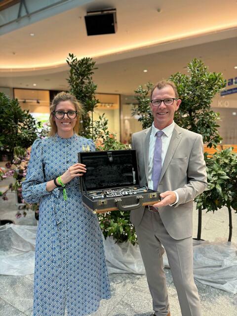 Verena Eder, Marketingleiterin der Varena und Claus Pohn, Obmann der Bürgerkorpskapelle Regau bei der Übergabe des Instruments.  | Foto: BKK Regau