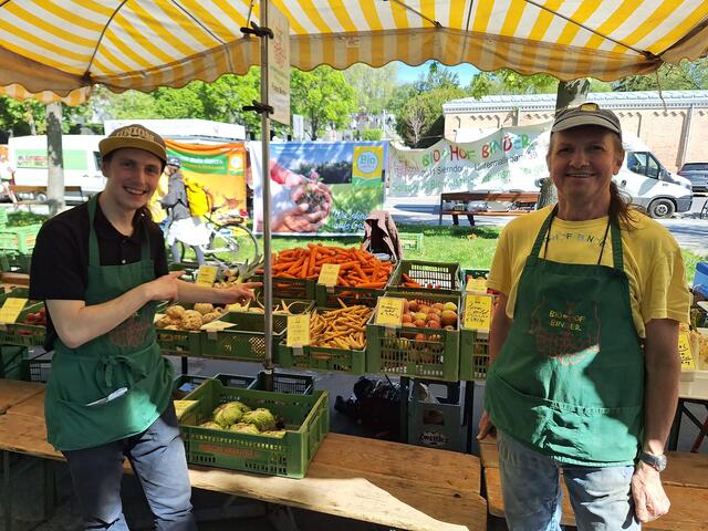 Lukas Arnold und Franz Binder bei ihrem Obst- und Gemüsestand am Alszeilenmarkt in Hernals. | Foto: Copyright: Michael Ellenbogen