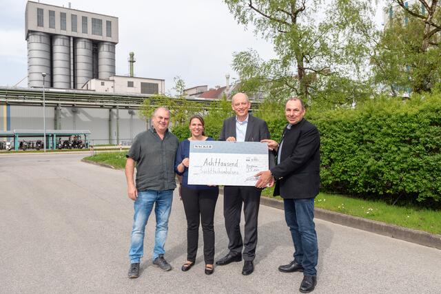 Den Spendenscheck übergaben Werkkapellenleiter Christian Kremser (l.) und Peter von Zumbusch (3. v. l.) an Jennifer Prambs und Peter Erd von der Suchtfachambulanz Altötting. | Foto: Wacker Chemie AG