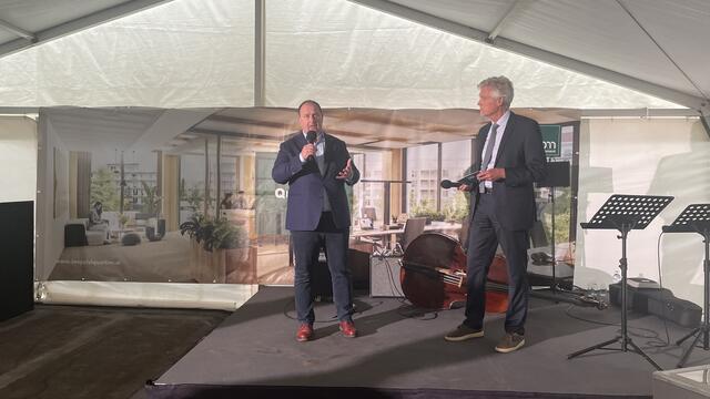 "Holz und Nachhaltigkeit sind für die jetzigen und zukünftigen Bauten ganz wichtig", sagt Bezirksvorsteher Alexander Nikolai (SPÖ). | Foto: Kathrin Klemm/RMW