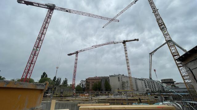 Trotz Regenwetter laufen die Bauarbeiten in der Oberen Donaustraße. Denn bis 2025 sollen zumindest die Büroflächen des Leopoldquartier fertig sein. | Foto: Kathrin Klemm/RMW