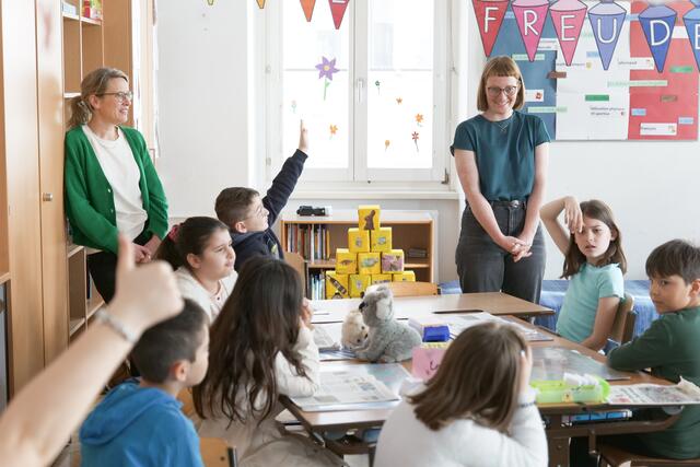 Geschäftsführerin Christina Hauer und Janina Hofmann, Projektkoordinatorin von www.meinschulbezirk.at (beide öbv), wollten von den Schülerinnen und Schülern wissen, welches Online-Rätsel ihnen am meisten Spaß gemacht hat. | Foto: Maximilian Spitzauer/RMW