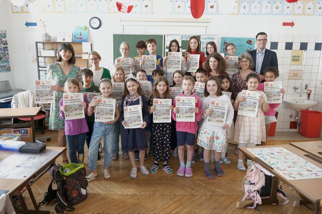 Klassenlehrerin Célia Sgard, öbv-Geschäftsführerin Christina Hauer, BezirksZeitung-Chefredakteurin Nikki Gretz-Blanckenstein, Direktorin Brigitte Kranzl-Kromp und Bildungsdirektor Heinrich Himmer (v. l.) mit den Kindern der 3b. | Foto: Maximilian Spitzauer/RMW
