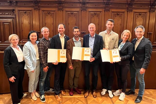 Abordnungen der drei Schulen nahmen das Schulsportgütesiegel entgegen.  | Foto: Stadt Graz/Fischer