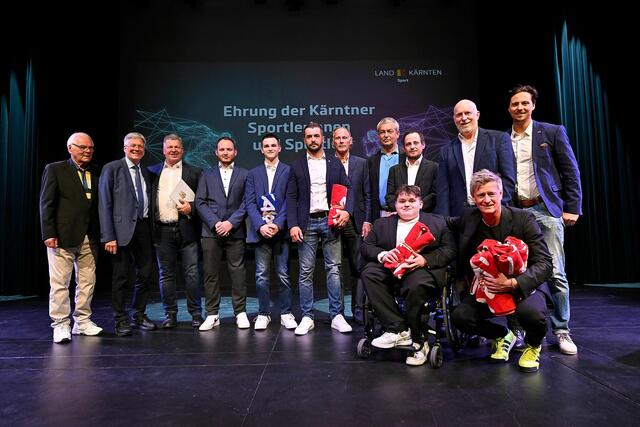 ASKÖ-Präsident Anton Leikam, LH Peter Kaiser, ASVÖ-Präsident Christoph Schasché, Union-Vizepräsident Max Habenicht Arno Arthofer, ASKÖ-Präsident Anton Leikam, LH Peter Kaiser, ASVÖ-Präsident Christoph Schasché, Union-Vizepräsident Max Habenicht, Arno Arthofer mit den Geehrten vom Verein Carinthian Steelers
 | Foto: LPD Kärnten/Bauer