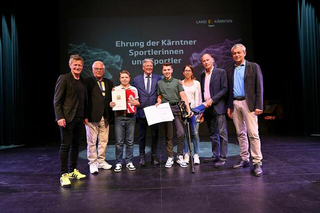 Arno Arthofer, ASKÖ-Präsident Anton Leikam, LH Peter Kaiser, ASVÖ-Präsident Christoph Schasché, Union-Vizepräsident Max Habenicht mit den Geehrten des ASKÖ (Sportkegeln), ESG und KSK Magdalensberg
 | Foto: LPD Kärnten/Bauer
