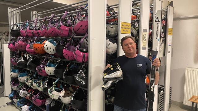 Auch Langlaufsets können sich Schülerinnen und Schüler bei Robert Haberreiter vom Skimagazin ausleihen. | Foto: Kathrin Klemm/RMW