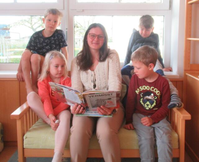 Anna Anzengruber mit den Wendlinger Kindergartenkindern. | Foto: Pfarrcaritas