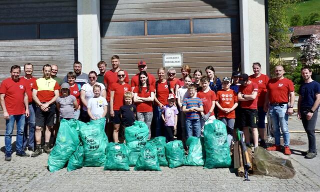 Etwa 30 engagierte Gemeindebürger aus Roßleithen beteiligten sich bei der Müll-Sammelaktion. | Foto: Horst Baumschlager