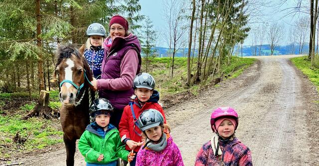 Mit ihren Ponys zaubert Kerstin Joham alias „Ponykerstin“ Kinder ein Lächeln aufs Gesicht.  | Foto: Privat