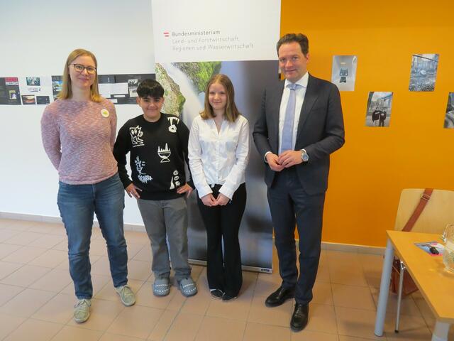 Bundesminister Norbert Totschnig (ÖVP) initiierte die Wasserworkshops mit Michaela Burger. | Foto: Sabine Krammer