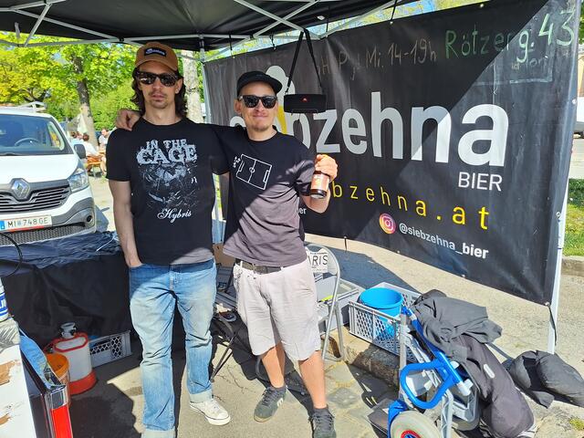 Matthias Pilgersdorfer (links) und ein Mitarbeiter brauen das Siebzehna-Bier. | Foto: Copyright: Michael Ellenbogen
