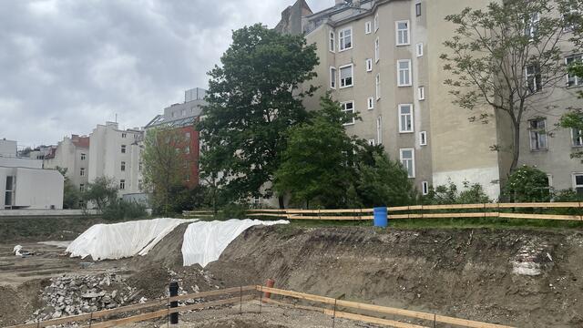 Direkt neben der Großbaustelle befinden sich bereits viele Gebäude. Auf diese wolle die UBM besondere Rücksicht nehmen. | Foto: Kathrin Klemm/RMW