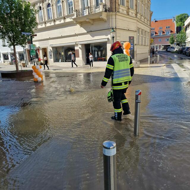 Ein Rohrbruch sorgt für eine Sperre der Liszt Gasse am Beginn der Eisenstädter Fußgängerzone.  | Foto: Stadtfeuerwehr Eisenstadt