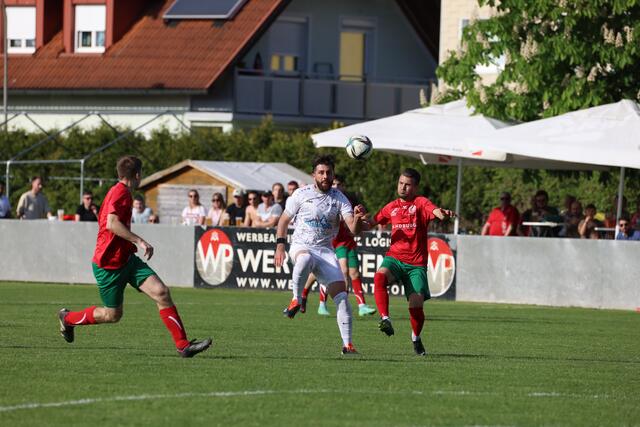 Puckings Kicker stellten den Kickern der Union Pucking im Bezirks-Derby ein Bein. | Foto: Reischl