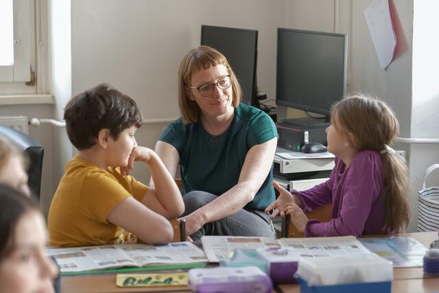Janina Hofmann plauderte mit Bilal und Pia über die Online-Rätsel auf www.meinschulbezirk.at, die vom Team des öbv umgesetzt wurden. | Foto: Maximilian Spitzauer/RMW