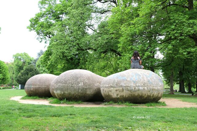 Kunstwerk ,,potatoes" im Augarten Graz, Betonskulpturen