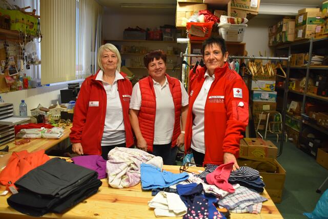 Billige Kleidung im Henry Laden in Scheibbs erwerben: Die ehrenamtlichen Mitarbeiterinnen Gerti Heimberger, Hermine Zehetner und Regina Karner vom Roten Kreuz | Foto: Roland Mayr