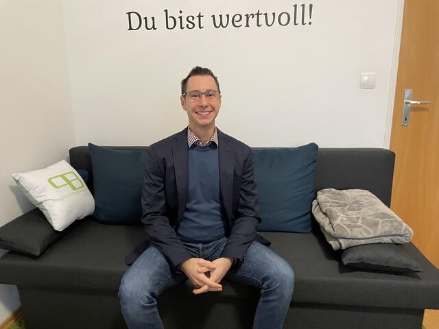 Psychotherapeut Philipp Bantsich rät zur Hypnosetherapie wenn man mit dem Rauchen aufhören möchte. | Foto: Victoria Edlinger