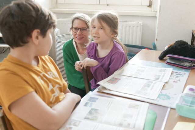 öbv-Geschäftsführerin Christina Hauer im Gespräch mit Bilal und Pia. | Foto: Maximilian Spitzauer/RMW